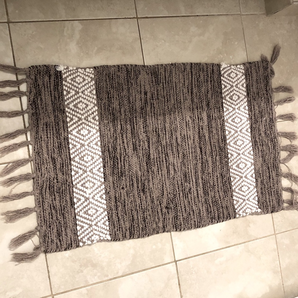 Tribal design rug with fringe NWOT